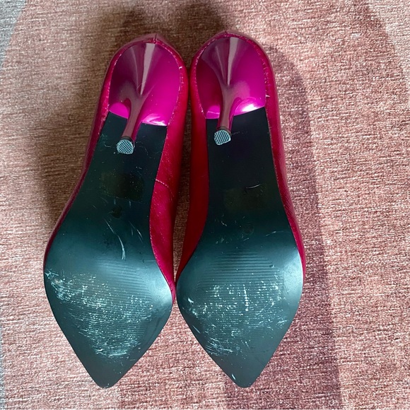 C Label fuschia embossed snakeskin pattern leather pumps. 4 inch glossy heel. - Picture 6 of 6